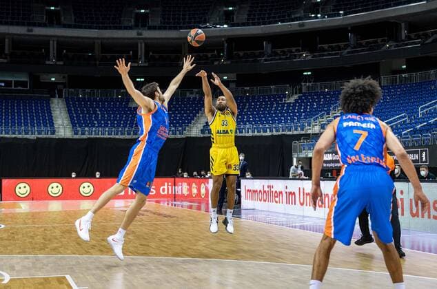 Basketball Berlin 02 04 2021 Euroleague Season 2020 2021 Alba Berlin Valencia Basket Jayson Granger Alba Berlin, No 33 Mike Tobey Valencia, No 10