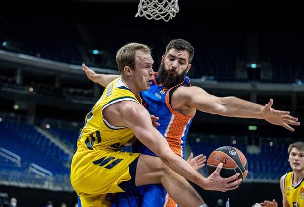 Basketball Berlin 02 04 2021 Euroleague Season 2020 2021 Alba Berlin Valencia Basket Luke Sikma Alba Berlin, No 43 Bojan Dubljevic Valencia, No 14