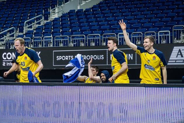 Basketball Berlin 02 04 2021 Euroleague Season 2020 2021 Alba Berlin Valencia Basket Jubel Alba Luke Sikma Alba Berlin, No 43 Ben Lammers Alba Berlin, No 50 Peyton Siva Alba Berlin, No 03 Jonas Mattisseck Alba Berlin, No 09 Malte Delow Alba Berlin, No 06 vlnr