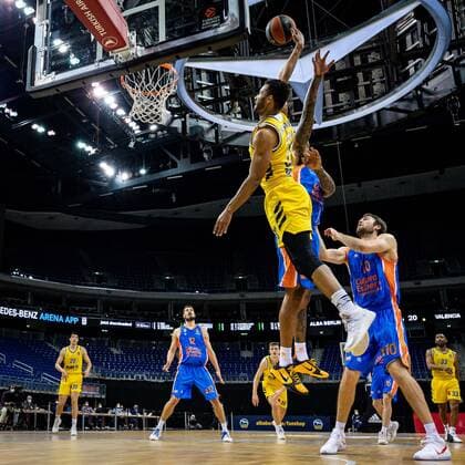 Basketball Berlin 02 04 2021 Euroleague Season 2020 2021 Alba Berlin Valencia Basket Johannes Thiemann Alba Berlin, No 32 Derrick Williams Valencia, No 21 verd