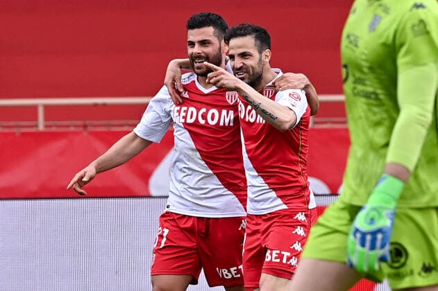 Fußball, AS Monaco - FC Metz JOIE - FAIR PLAY - 04 CESC FABREGAS (MONA) - 31 KEVIN VOLLAND (MONA) FOOTBALL : Monaco vs Metz - Ligue 1 Uber Eats - 03 04 2021 FEP Panoramic 