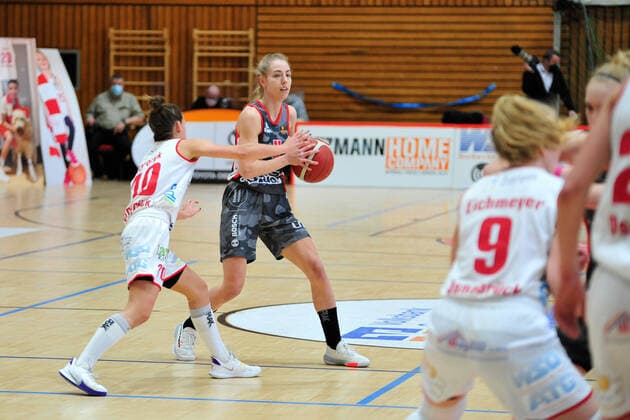 Basketball DBBL Play Offs GiroLive Panthers Osnabrück TSV 1880 Wasserburg on 03 04 2021 in the OSC Hall in Osnabrück Sophie Marie Perner Wasserburg in a duel with Jenny Strozyk Osnabrück BK