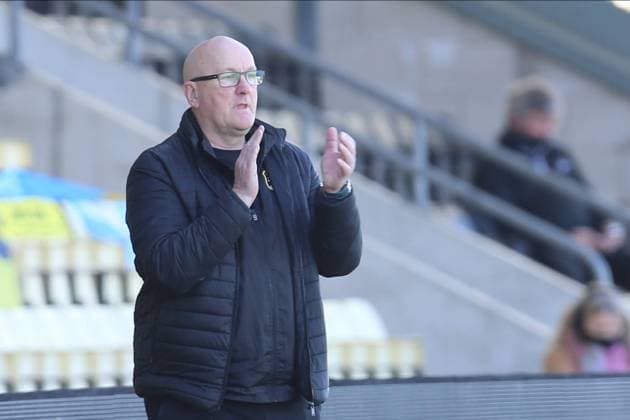 Fußball, Trainerhistorie Norwich City von 1905 bis heute Dumbarton v Aberdeen Scottish FA Cup 03-04-2021. Dumbarton Manager Jim Duffy pointing, directing, signalling, gesture during the Scottish FA Cup match between Dumbarton and Aberdeen at the C&G Systems Stadium, Dumbarton, Scotland on 3 April 2021. Dumbarton C&G Systems Stadium Dumbartonshire Scotland Editorial use only , Copyright: xStephenxDobsonx PSI-12373-0076
