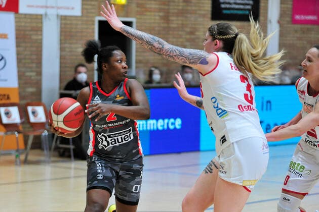 Basketball DBBL Play Offs GiroLive Panthers Osnabrück TSV 1880 Wasserburg on 03 04 2021 in the OSC Hall in Osnabrück Kelly Moten Wasserburg in a duel with Samantha Führing Fuehring Osnabrück BK