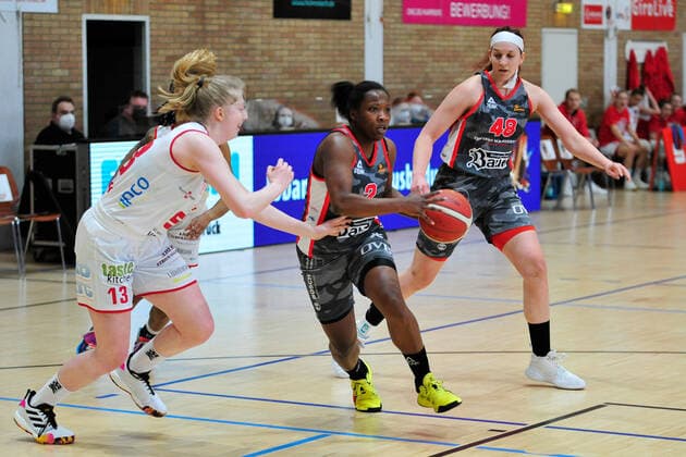 Basketball DBBL Play Offs GiroLive Panthers Osnabrück TSV 1880 Wasserburg on 03 04 2021 in the OSC Hall in Osnabrück Kelly Moten Wasserburg in a duel with Frieda Bühner Buehner Osnabrück BK