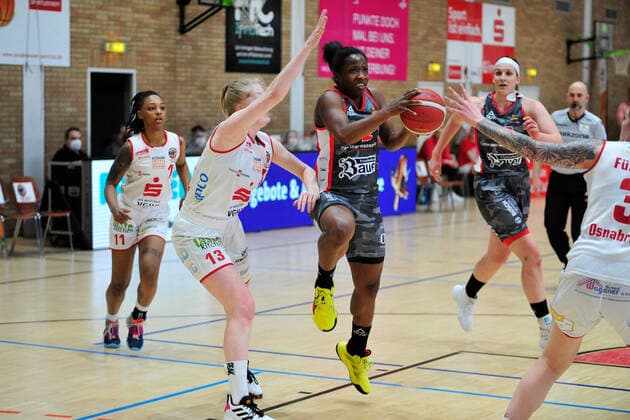 Basketball DBBL Play Offs GiroLive Panthers Osnabrück TSV 1880 Wasserburg on 03 04 2021 in the OSC Hall in Osnabrück Kelly Moten Wasserburg in a duel with Frieda Bühner Buehner Osnabrück BK