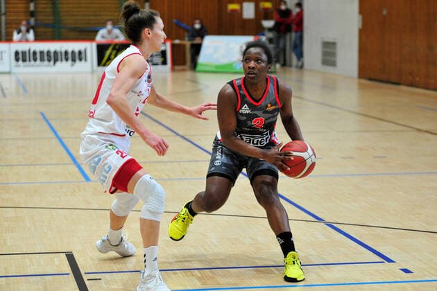 Basketball DBBL Play Offs GiroLive Panthers Osnabrück TSV 1880 Wasserburg on 03 04 2021 in the OSC Hall in Osnabrück Kelly Moten Wasserburg in a duel with Kata Takacs Osnabrück BK