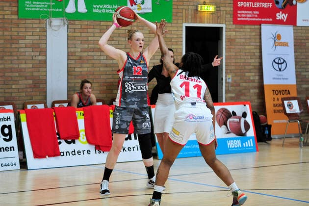 Basketball DBBL Play Offs GiroLive Panthers Osnabrück TSV 1880 Wasserburg on 03 04 2021 in the OSC Hall in Osnabrück Laura Hebecker Wasserburg in a duel with Allazia Blockton Osnabrück BK