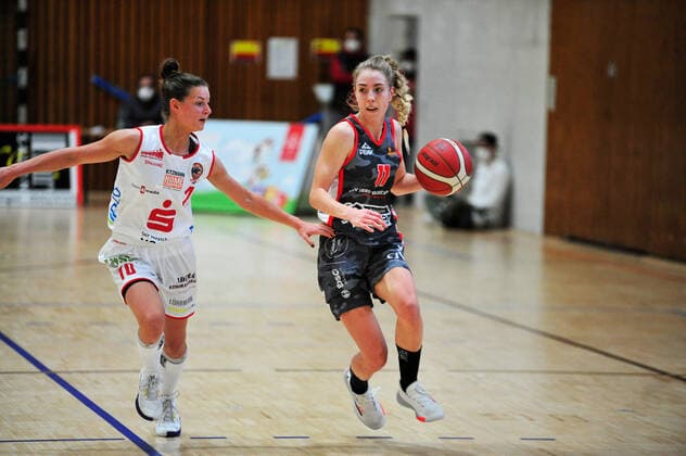 Basketball DBBL Play Offs GiroLive Panthers Osnabrück TSV 1880 Wasserburg on 03 04 2021 in the OSC Hall in Osnabrück Sophie Marie Perner Wasserburg in a duel with Jenny Strozyk Osnabrück BK