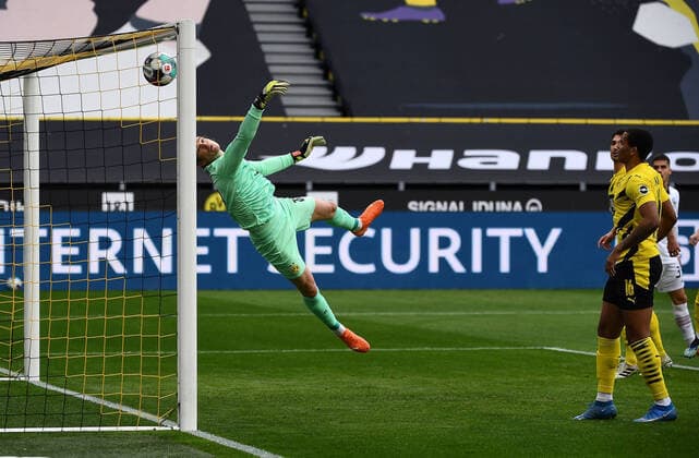 Bilder des Jahres 2021, Sport 04 April Sport Themen der Woche KW13 Fussball 1.Bundesliga, Borussia Dortmund - Eintracht Frankfurt 03.04.2021, xjhx, Fussball 1.Bundesliga, Borussia Dortmund - Eintracht Frankfurt emspor, v.l. Marvin Hitz (Borussia Dortmund) beim 0:1 durch das Eigentor von Nico Schulz (Borussia Dortmund) (DFL DFB REGULATIONS PROHIBIT ANY USE OF PHOTOGRAPHS as IMAGE SEQUENCES and or QUASI-VIDEO) Foto: Jan Huebner Pool Dortmund Signal Iduna Park Nordrhein-Westfalen Deutschland (DE) *** Football 1 Bundesliga, Borussia Dortmund Eintracht Frankfurt 03 04 2021, xjhx, Football 1 Bundesliga, Borussia Dortmund Eintracht Frankfurt emspor, v l Marvin Hitz Borussia Dortmund at 0 1 by own goal of Nico Schulz Borussia Dortmund DFL DFB REGULATIONS PROHIBIT ANY USE OF PHOTOGRAPHS as IMAGE SEQUENCES and or QUASI VIDEO Foto Jan Huebner Pool Dortmund Signal Iduna Park Nordrhein Westfalen Deutschland DE Poolfoto Jan Huebner Pool ,EDITORIAL USE ONLY