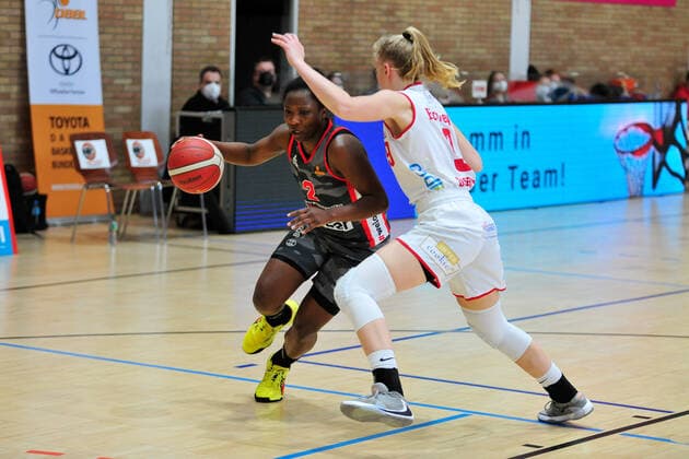 Basketball DBBL Play Offs GiroLive Panthers Osnabrück TSV 1880 Wasserburg on 03 04 2021 in the OSC Hall in Osnabrück Kelly Moten Wasserburg in a duel with Emma Eichmeyer Osnabrück BK