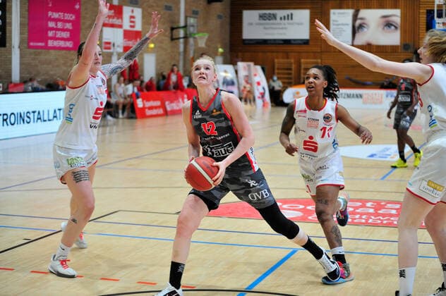Basketball DBBL Play Offs GiroLive Panthers Osnabrück TSV 1880 Wasserburg on 03 04 2021 in the OSC Hall in Osnabrück Laura Hebecker Wasserburg in a duel with Allazia Blockton Osnabrück BK