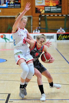 Basketball DBBL Play Offs GiroLive Panthers Osnabrück TSV 1880 Wasserburg on 03 04 2021 in the OSC Hall in Osnabrück Sophie Marie Perner Wasserburg in a duel with Emma Eichmeyer Osnabrück BK