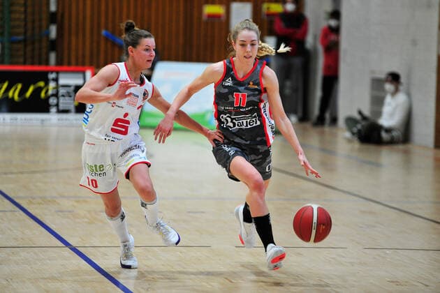 Basketball DBBL Play Offs GiroLive Panthers Osnabrück TSV 1880 Wasserburg on 03 04 2021 in the OSC Hall in Osnabrück Sophie Marie Perner Wasserburg in a duel with Jenny Strozyk Osnabrück BK