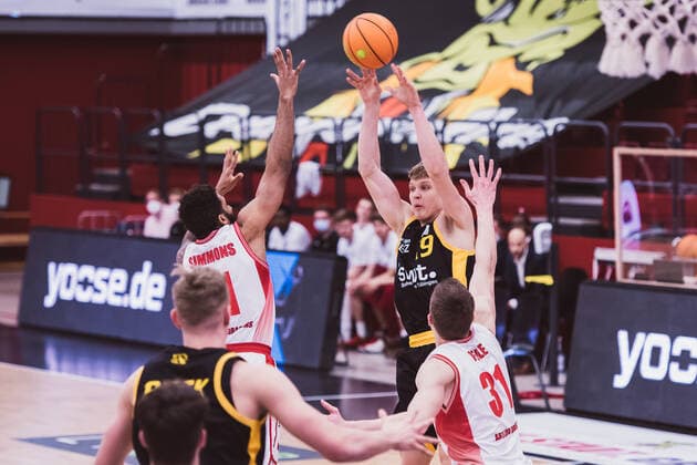 ProA 29 Matchday Artland Dragons vs Tigers Tuebingen, 03 04 2021 Elias Veikko Juhani Valtonen Tigers Tuebingen, 19 , Gerel David Simmons Artland Dragons, 11 , Robert Oehle Artland Dragons, 31 ProA 29 Matchday Artland Dragons vs Tigers Tuebingen on 03 04 2021 in Quakenbrueck Artland Arena , Germany, Copyright: xBEAUTIFULxSPORTS Neddermannx