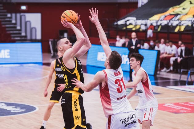 ProA 29 Matchday Artland Dragons vs Tigers Tuebingen, 03 04 2021 Daniel Keppeler Tigers Tuebingen, 31 , Robert Oehle Artland Dragons, 31 ProA 29 Matchday Artland Dragons vs Tigers Tuebingen on 03 04 2021 in Quakenbrueck Artland Arena , Germany, Copyright: xBEAUTIFULxSPORTS Neddermannx
