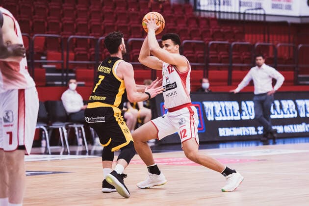 ProA 29 Matchday Artland Dragons vs Tigers Tuebingen, 03 04 2021 Besnik Bekteshi Tigers Tuebingen, 7 , Leon Iduma Okpara Artland Dragons, 12 ProA 29 Matchday Artland Dragons vs Tigers Tuebingen on 03 04 2021 in Quakenbrueck Artland Arena , Germany, Copyright: xBEAUTIFULxSPORTS Neddermannx