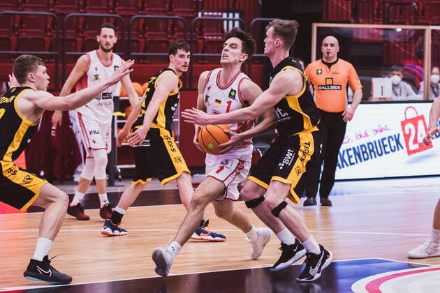 ProA 29 Spieltag Artland Dragons vs Tigers Tuebingen, 03 04 2021 Zachary Christopher Ensminger Artland Dragons, 1 , Lucas Schiebelhut Luis Tigers Tuebingen, 16 ProA 29 Spieltag Artland Dragons vs Tigers Tuebingen on 03 04 2021 in Quakenbrueck Artland Arena , Germany, Copyright: xBEAUTIFULxSPORTS Neddermannx