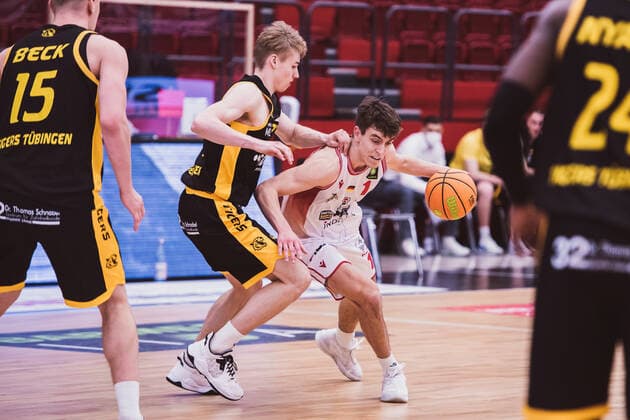ProA 29 Spieltag Artland Dragons vs Tigers Tuebingen, 03 04 2021 Zachary Christopher Ensminger Artland Dragons, 1 , Timo Lanmueller Tigers Tuebingen, 77 ProA 29 Spieltag Artland Dragons vs Tigers Tuebingen on 03 04 2021 in Quakenbrueck Artland Arena , Germany, Copyright: xBEAUTIFULxSPORTS Neddermannx