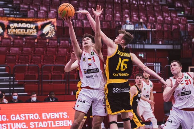 ProA 29 Spieltag Artland Dragons vs Tigers Tuebingen, 03 04 2021 Zachary Christopher Ensminger Artland Dragons, 1 , Lucas Schiebelhut Luis Tigers Tuebingen, 16 ProA 29 Spieltag Artland Dragons vs Tigers Tuebingen on 03 04 2021 in Quakenbrueck Artland Arena , Germany, Copyright: xBEAUTIFULxSPORTS Neddermannx