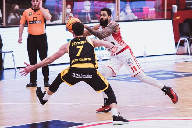 ProA 29 Matchday Artland Dragons vs Tigers Tuebingen, 03 04 2021 Besnik Bekteshi Tigers Tuebingen, 7 , Gerel David Simmons Artland Dragons, 11 ProA 29 Matchday Artland Dragons vs Tigers Tuebingen on 03 04 2021 in Quakenbrueck Artland Arena , Germany, Copyright: xBEAUTIFULxSPORTS Neddermannx