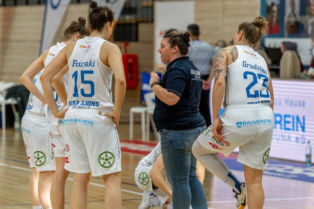Sandra Rosanke Head Coach, GISA Lions SV Halle gives instructions GISA Lions SV Halle vs Rutronik Stars Keltern Basketball 1 Bundesliga 2 Playoff Game ERDGAS Sportarena Halle Saale 03 04 2021 Photo Holger John Sachsen Anhalt Germany ERDGAS Sportarena Halle Saale