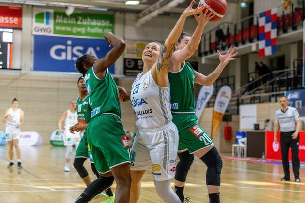 Klaudia Grudzien 23, GISA Lions SV Halle under the basket against Jasmine Thomas Keltern GISA Lions SV Halle vs Rutronik Stars Keltern Basketball 1 Bundesliga 2 Playoff Game ERDGAS Sportarena Halle Saale 03 04 2021 Foto Holger John Sachsen Anhalt Germany ERDGAS Sportarena Halle Saale