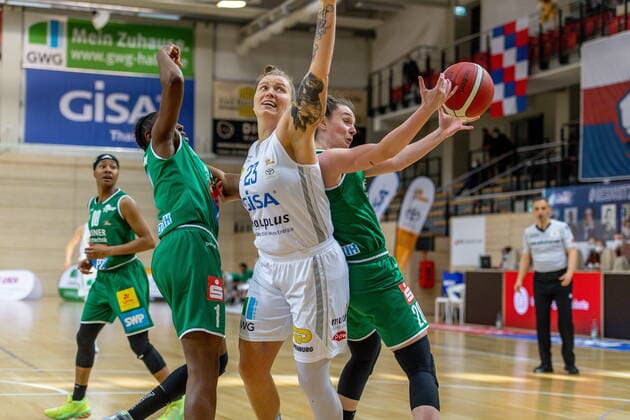 Klaudia Grudzien 23, GISA Lions SV Halle under the basket against Jasmine Thomas Keltern GISA Lions SV Halle vs Rutronik Stars Keltern Basketball 1 Bundesliga 2 Playoff Game ERDGAS Sportarena Halle Saale 03 04 2021 Foto Holger John Sachsen Anhalt Germany ERDGAS Sportarena Halle Saale