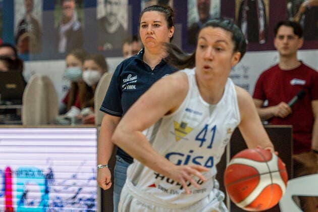 Sandra Rosanke Head Coach, GISA Lions SV Halle skeptical Front Eilidh Simpson 41, GISA Lions SV Halle GISA Lions SV Halle vs Rutronik Stars Keltern Basketball 1 Bundesliga 2 Playoff Game ERDGAS Sportarena Halle Saale 03 04 2021 Photo Holger John Sachsen Anhalt Germany ERDGAS Sportarena Halle Saale