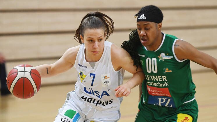 Basketball, 1 Bundesliga women, season 2020 2021, 2 playoff game GISA Lions SV Halle vs Rutronik Stars Keltern 03 04 2021 Duel for the ball between Laura Schinkel Guard Lions Halle, back number 7 left and Jasmine Thomas Point guard Keltern, number 00 right during the game Halle vs Keltern 03 04 2021 Halle Saale Sachsen Anhalt Germany Erdgas Arena