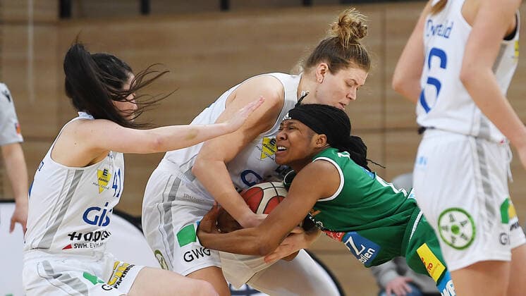 Basketball, 1 Bundesliga women, season 2020 2021, 2 playoff game GISA Lions SV Halle vs Rutronik Stars Keltern 03 04 2021 Duel for the ball between Eilidh Simpson Guard Lions Halle, back number 41 , Klaudia Grudzien Forward Lions Halle, back number 23 , Jasmine Thomas Point guard Keltern, number 00 during the game Halle vs Keltern 03 04 2021 Halle Saale Sachsen Anhalt Germany Erdgas Arena