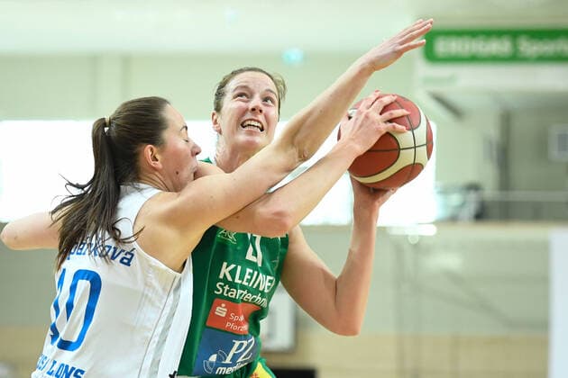 Halle, Germany 03 April 2021 1 BBL Women Play Off 2020 2021 Gisa Lions SV Halle vs Rutronik Stars Keltern v li in duel Barbora Kasparkova Halle and Harriet Belobi Nawezhi Keltern Erdgas Sportarena Sachsen Anhalt Copyright: xFotostandx xxBallaschx