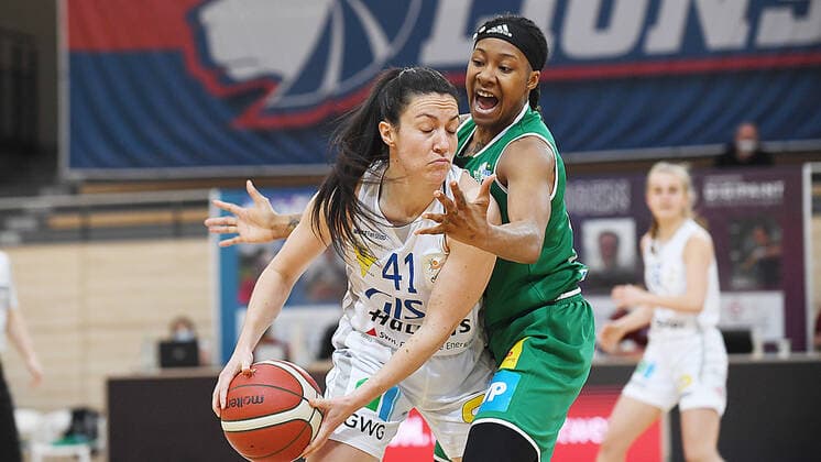 Basketball, 1 Bundesliga women, season 2020 2021, 2 playoff game GISA Lions SV Halle vs Rutronik Stars Keltern 03 04 2021 Duel for the ball between Eilidh Simpson Guard Lions Halle, back number 41 left and Jasmine Thomas Point guard Keltern, number 00 right during the game Halle vs Keltern 03 04 2021 Halle Saale Sachsen Anhalt Germany Erdgas Arena