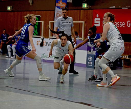 GSD zje123 1 Womens Basketball Bundesliga Flippo Baskets BG 74 BC Pharmaserv Marburg Göttingens Jennifer Crowder on the ball against Marburgs Hanna Marie Crymble