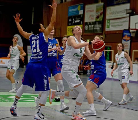 GSD zje123 1 Womens Basketball Bundesliga Flippo Baskets BG 74 BC Pharmaserv Marburg Göttingens Samantha Roscoe on the ball against Marburgs Rachel Arthur, left
