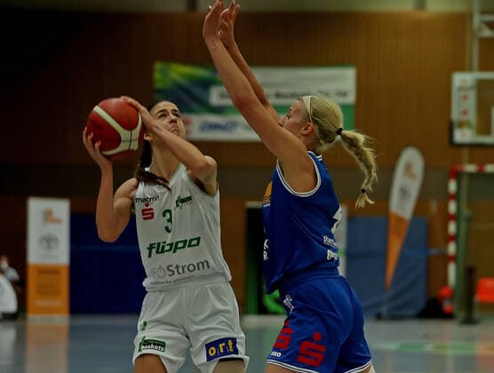 GSD zje123 1 Womens Basketball Bundesliga Flippo Baskets BG 74 BC Pharmaserv Marburg Göttingens Ivana Blazevic on the ball against Marburgs Marie Bertholdt