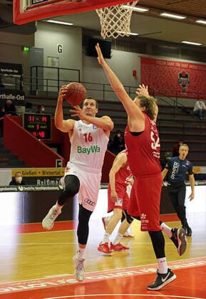 03 04 2021, xovx, Basketball BBL, JobStairs Giessen 46ers FC Bayern Munich v l Paul Zipser FC Bayern Munich , John Bryant Giessen 46ers emspor Giessen.