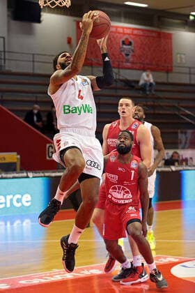 03 04 2021, xovx, Basketball BBL, JobStairs Giessen 46ers FC Bayern Munich v l Dennis Jerome Seeley FC Bayern Munich , Jonathan Stark Giessen 46ers , Scottie James Jr Giessen 46ers emspor Giessen.