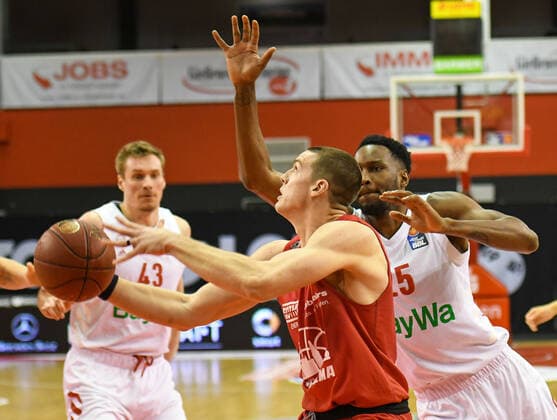 Scottie James JR , Jajuan Johnson 26 matchday, Basketball Bundesliga, Basketball season 2020 2021, Germany, easyCredit BBL, Germany, Giessen 46ers, giessen red, men, Jobstairs GIESSEN 46ers FC Bayern Munich, men, Munich in white