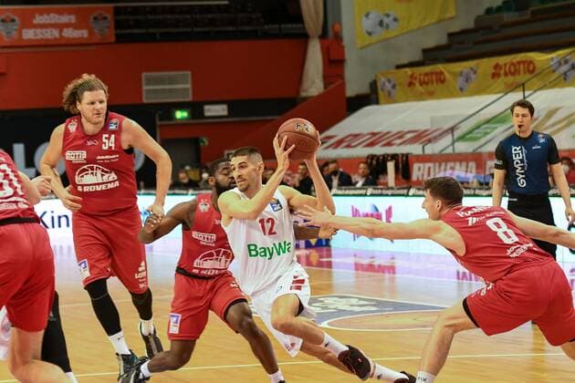 John Bryant, Jonathan Stark, Diego Flaccadori, Alen Pjanic 26 Spieltag, Basketball Bundesliga, Basketball Saison 2020 2021, Germany, easyCredit BBL, Germany, Giessen 46ers, giessen rot, Herren, Jobstairs GIESSEN 46ers FC Bayern München, Männer, Munich in white