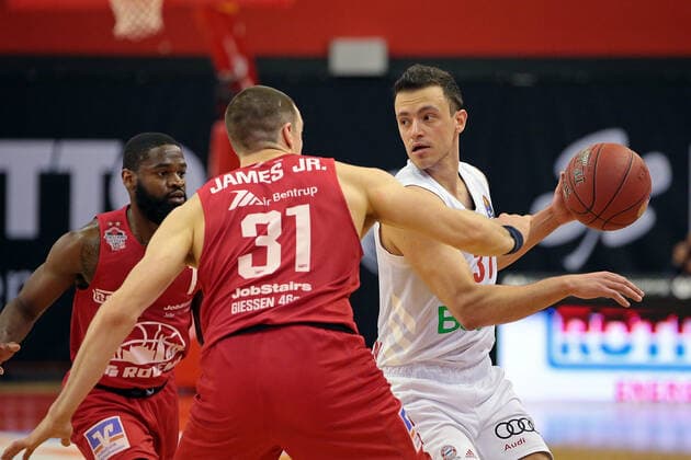 03 04 2021, xovx, Basketball BBL, JobStairs Giessen 46ers FC Bayern Munich v l Jonathan Stark Giessen 46ers , Scottie James Jr Giessen 46ers , Zan Mark Sisko FC Bayern Munich emspor Giessen.