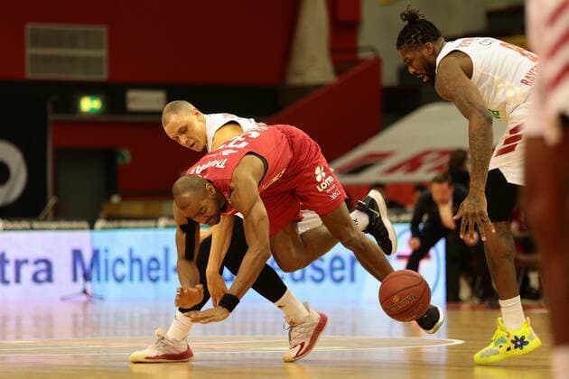 Brandon Thomas Giessen in duel with Robin Amaize Muenchen Jobstairs Giessen 46ers vs FC Bayern Muenchen, Basketball, easyCredit BBL, 03 04 2021 Jobstairs Giessen 46ers vs FC Bayern Muenchen, Basketball, easyCredit BBL, 03 04 2021 Giessen Copyright: xEibner-Pressefotox EP_RWS