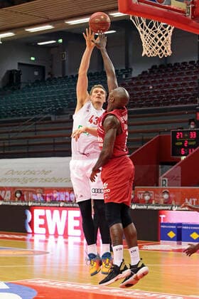 03 04 2021, xovx, Basketball BBL, JobStairs Giessen 46ers FC Bayern Munich v l Leon Radosevic FC Bayern Munich , Brandon Bowman Giessen 46ers emspor Giessen.