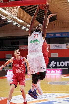 03 04 2021, xovx, Basketball BBL, JobStairs Giessen 46ers FC Bayern Munich v l Alen Pjanic Giessen 46ers , James Gist FC Bayern Munich , Ferdinand Zylka Giessen 46ers emspor Giessen.