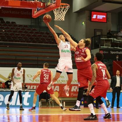Jan Sisko Muenchen in a duel with John Bryant Giessen at the basket Jobstairs Giessen 46ers vs FC Bayern Muenchen, Basketball, easyCredit BBL, 03 04 2021 Jobstairs Giessen 46ers vs FC Bayern Muenchen, Basketball, easyCredit BBL, 03 04 2021 Giessen Copyright: xEibner-Pressefotox EP_RWS