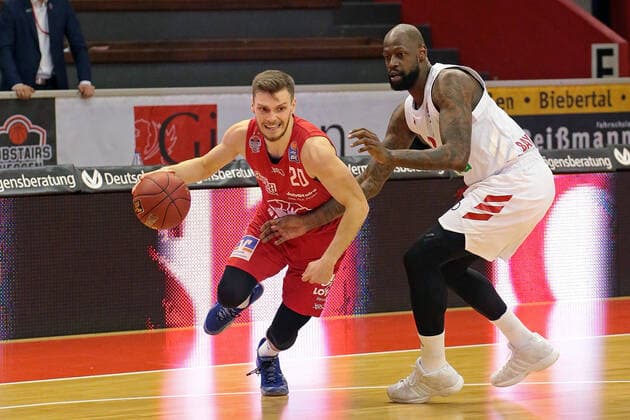 03 04 2021, xovx, Basketball BBL, JobStairs Giessen 46ers FC Bayern Munich v l Ferdinand Zylka Giessen 46ers , James Gist FC Bayern Munich emspor Giessen.