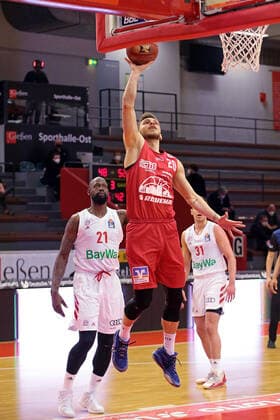 03 04 2021, xovx, Basketball BBL, JobStairs Giessen 46ers FC Bayern Munich v l James Gist FC Bayern Munich , Ferdinand Zylka Giessen 46ers , Zan Mark Sisko FC Bayern Munich emspor Giessen.