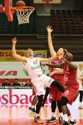 Leon Radosevic Muenchen at the basket against John Bryant Giessen and Brandon Bowman Giessen, right Jobstairs Giessen 46ers vs FC Bayern Muenchen, Basketball, easyCredit BBL, 03 04 2021 Jobstairs Giessen 46ers vs FC Bayern Muenchen, Basketball, easyCredit BBL, 03 04 2021 Giessen Copyright: xEibner-Pressefotox EP_RWS