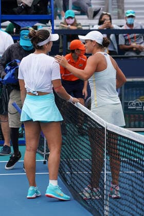 MIAMI GARDENS, FL - APRIL 03: Bianca Andreescu (CAN), and Ashleigh Barty, (AUS) meet at center court after BartyÕs victory in the womenÕs final of the Miami Open on April 3, 2021, at Hard Rock Stadium in Miami Gardens, Florida. (Photo by Michele Eve Sandberg Icon Sportswire) TENNIS: APR 03 Miami Open Icon2104031294