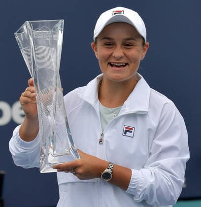 April 3, 2021, Miami Gardens, Florida, United States Of America: MIAMI GARDENS, FLORIDA - APRIL 03: ((NO SALES TO NEW YORK POST) Bianca Andreescu of Canada holds the runners-up trophy after retiring from her match against Ashleigh Barty of Australia during the final of the Miami Open at Hard Rock Stadium on April 03, 2021 in Miami Gardens, Florida...People: Ashleigh Barty Miami Gardens United States Of America - ZUMAs214 20210403_zda_s214_012 Copyright: xSMGx